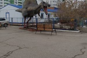 Внушительного динозавра сфотографировали на улице в Астрахани
