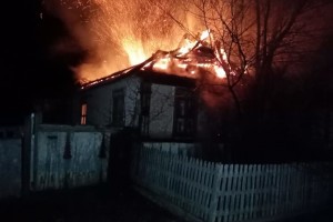 Утром в Астрахани сгорели два дома, есть погибшие