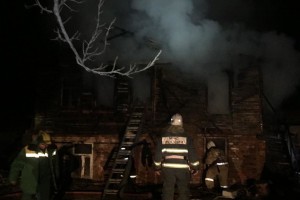 В Астрахани продолжают гореть дома