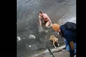 Гулял с семьей и бросился в воду: астраханца на всю страну прославило видео спасения собаки из ледяного плена