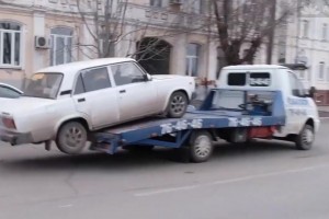 Астраханец поделился лайфхаком «как соскочить с эвакуатора»