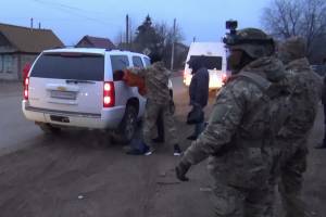 Появилось видео эффектного задержания мужчины в оранжевой куртке в Астрахани: история оказалась крайне занимательной