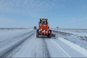 На севере Астраханской области устраняют последствия снегопада