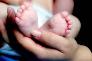 Выжил один из троих новорожденных: в Астрахани матери отказали в выплатах на живого малыша