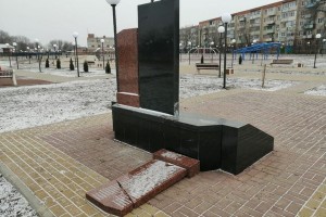 В Астрахани подросток разбил ногами памятник с именами участников ВОВ