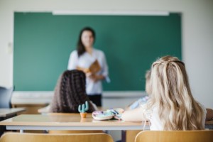 В Астраханской школе учитель заимела непристойную связь с учеником