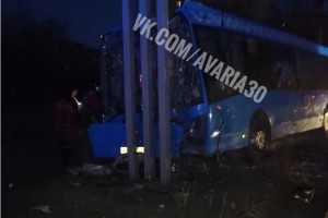 В Астрахани пассажиры получили переломы, когда автобус врезался в столб