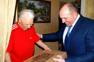 Начальник УМВД России по Астраханской области навестил ветерана Великой Отечественной войны Германа Симонова