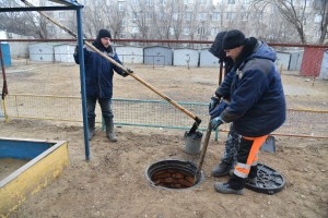 Астраханские ассенизаторы сливают нечистоты в городскую канализацию