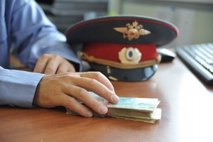 В Астрахани директор фирмы помог сотруднику полиции прикарманить один миллион рублей