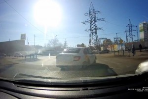 В Астрахани таксист проехал по встречной на красный сигнал