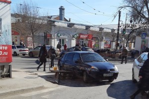Фото дня: в Астрахани автомобиль столкнулся с тележкой