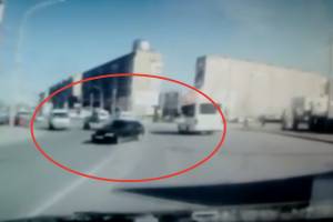 Опасный момент на оживленной трассе в Астрахани попал на видео