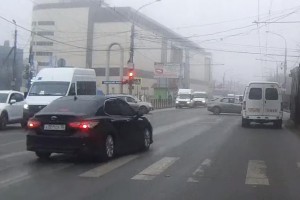 В Астрахани засняли нарушителя, проехавшего на два красных и по встречной