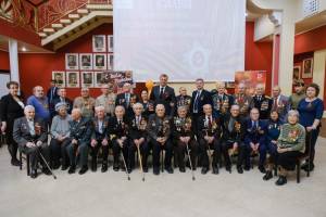Губернатор Игорь Бабушкин вручил ветеранам первые юбилейные медали к 75-летию Победы