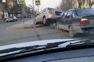 В Астрахани такси залетело под легковушку