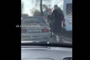 В Астрахани двое крепких парней устроили разборки на дороге с женщиной с ребенком