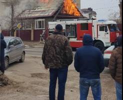В центре Астрахани горит дом &#171;с гербом&#187; 