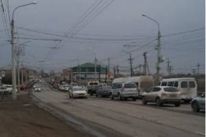 В разгар дня в Астрахани сохраняется пробка