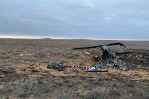 Первые кадры с места крушения вертолета под Астраханью, стало известно, кому он принадлежал