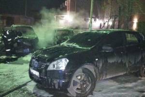 В Астрахани в одном из дворов одновременно сгорели три автомобиля