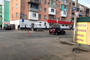 В Астрахани ребёнок попал под машину, когда шёл с мамой к репетитору