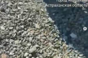 Представитель администрации Астрахани прокомментировал слух о том, что дорогу к понтону делают из старых надгробий
