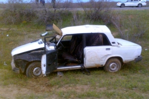 В Астраханской области произошло опрокидывание легкового автомобиля