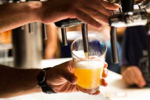 В барах и ресторанах хотят ограничить продажу алкоголя