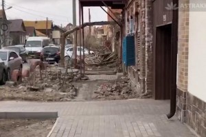 Без комментариев: в Астрахани на улице Пестеля тротуар в ужасном состоянии