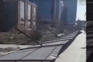 Без комментариев: ураганный ветер в Астрахани валит заборы