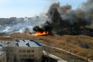 В Астрахани на улице Куликова сильное возгорание камыша