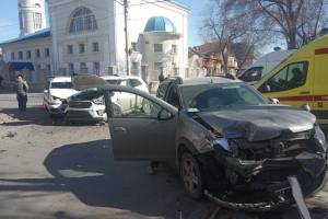 Тройное ДТП с пострадавшими на одной из самых аварийных улиц произошло в Астрахани