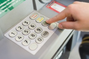 Астраханка украла деньги из банкомата