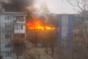 В Астрахани на видео сняли мощное пламя около многоэтажек