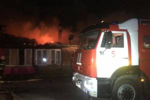 В МЧС рассказали, сколько человек живет в доме, который горел ночью на площади в 200 квадратных метров