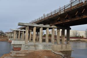 Качество питьевой воды, ремонт очередного моста и реальную зарплату обсуждают астраханцы