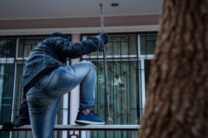 Астраханец под подпиской о невыезде залез в чужой дом
