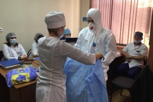 Астраханские медики учатся работать с пациентами с подозрением на коронавирус