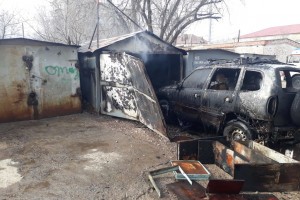 В Астрахани сгорел гараж с автомобилем