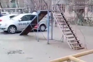 Без комментариев: астраханские водители устроили парковку на детской площадке