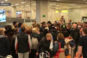 Россияне пошли на штурм аэропорта из-за затянувшейся выдачи справок о карантине