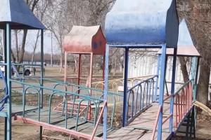 Без комментариев: детская площадка на Комсомольской Набережной в плачевном состоянии