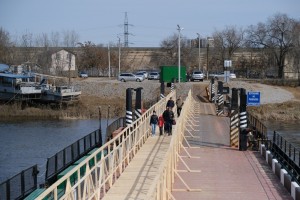 В Астрахани оборудовали пешеходную переправу в Зацаревье