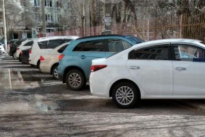 Без комментариев: в Астрахани водители заставили машинами весь тротуар