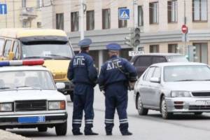 Астраханский водитель набросился на инспектора ДПС и повалил его на землю