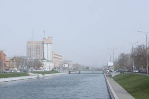 Астрахань затянул сильный смог средь бела дня: ситуация усугубляется