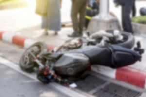 В Астрахани парень упал с мотоцикла
