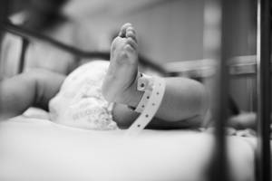 В астраханских роддомах прекращают госрегистрацию новорожденных из-за условно подвержденных случаев заболевания коронавирусом в регионе