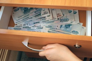 В Астрахани заведующая детским садом получала зарплату за дворника